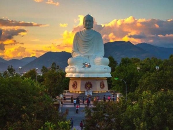 Admire the White Buddha at Long Son pagoda